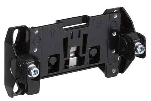 En svart, rektangulär kontaktdon med skruvkontakter. Huvudsakligen tillverkad av plast och metall, används för fästning.