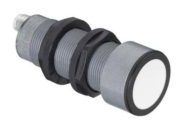 En cylindrisk sensor med räfflat hölje och två fästmuttrar. Den främre änden är flat och vit.