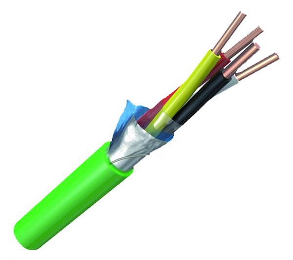 En grön kabel med flera exponerade koppartrådar och isolation som visar strukturen hos en elektrisk kabel.