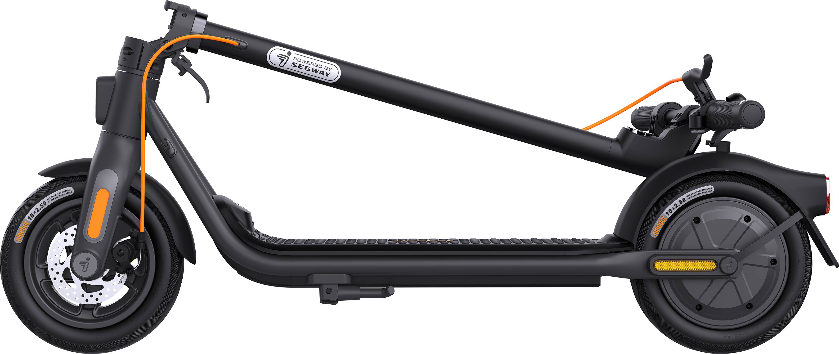 Svart, vikbar elscooter med orangea detaljer, sedd från sidan.
