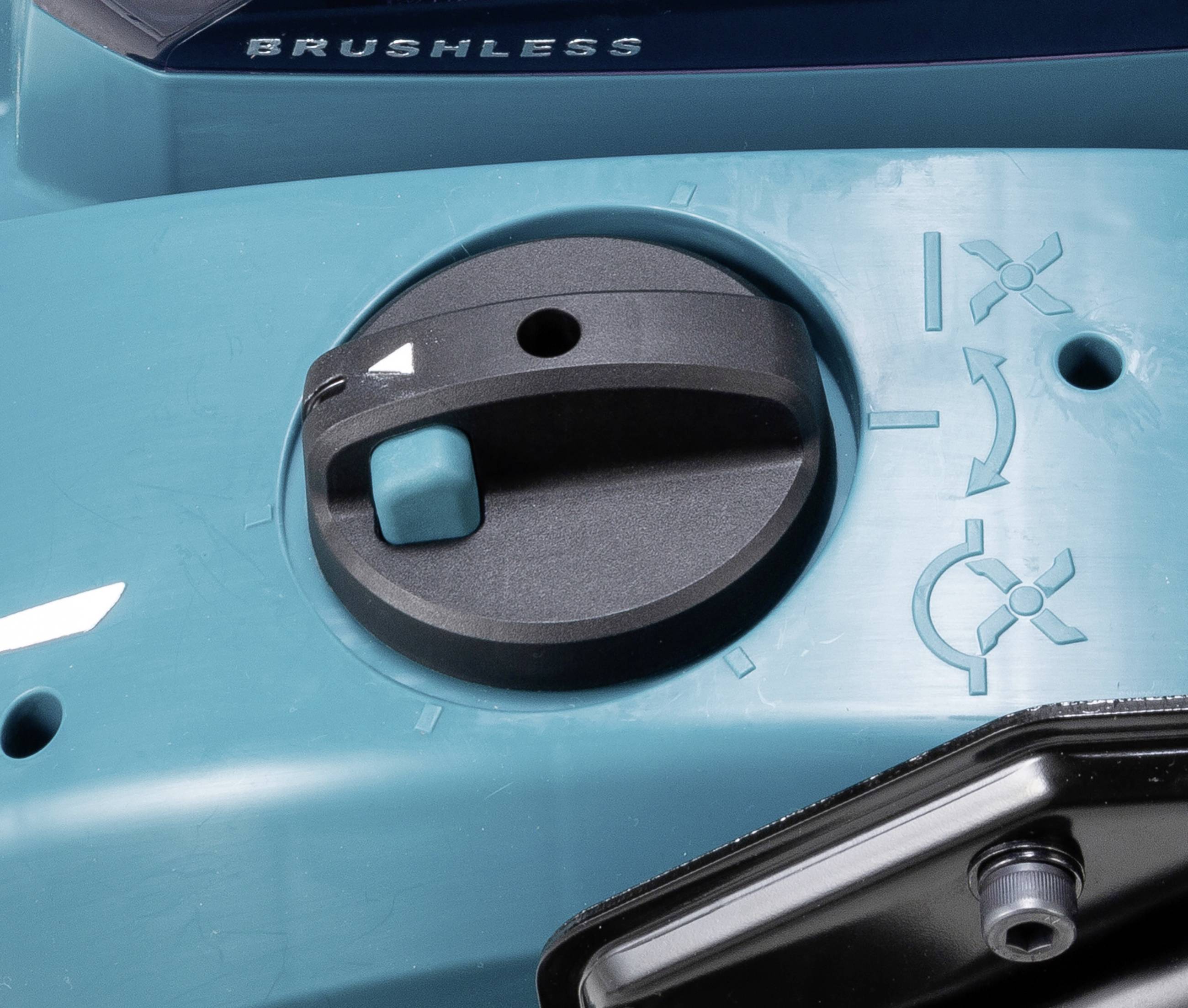 Svart vridreglage på blå maskin med symboler som visar två riktningar. Ovanför står 'BRUSHLESS'.