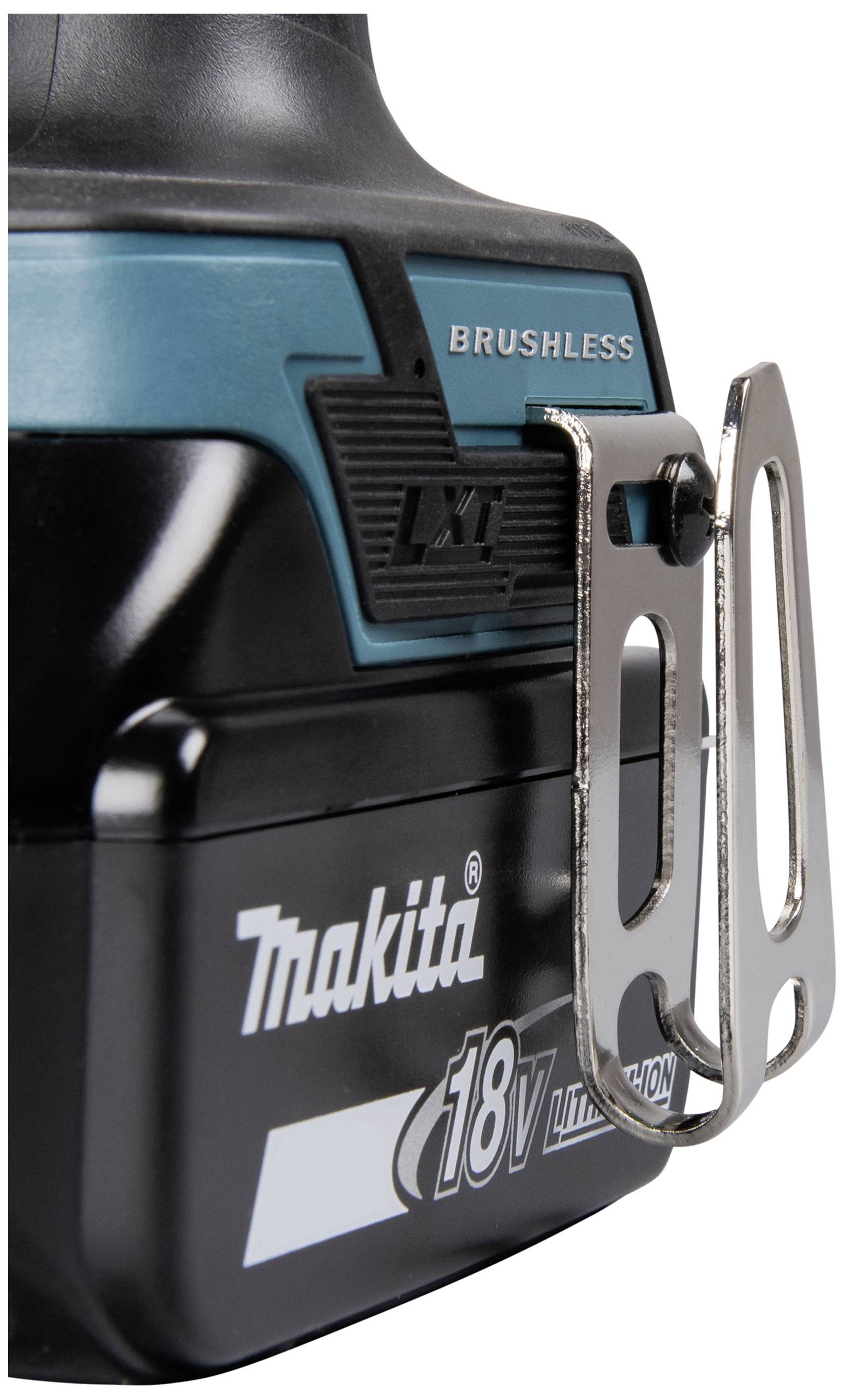 Närbild av ett Makita 18V litiumjonbatteri med metallklämma, lämpligt för en borstlös verktygsenhет.