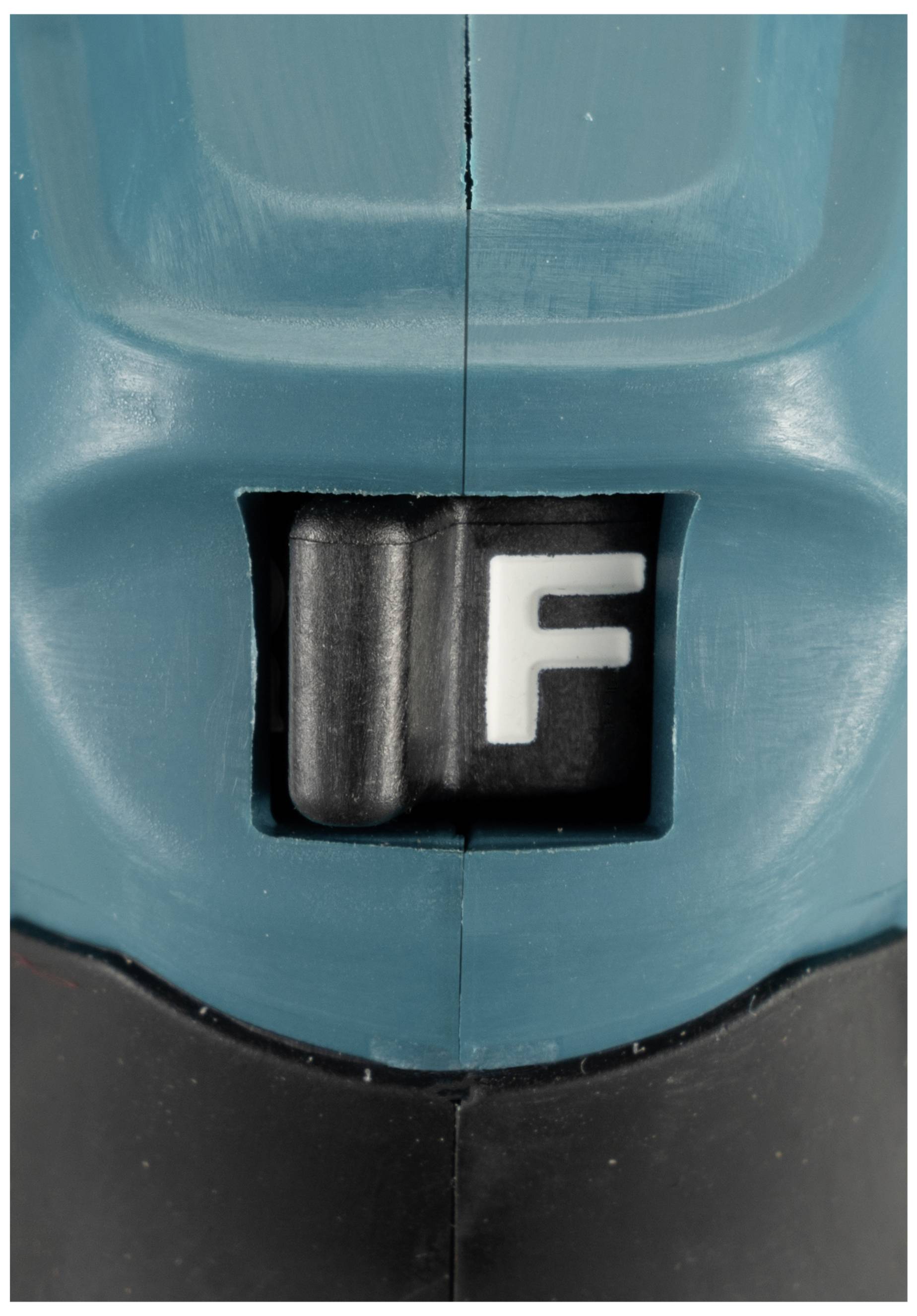 Närbild av en elektronisk strömbrytare märkt med 'F' monterad på en blå bakgrund.