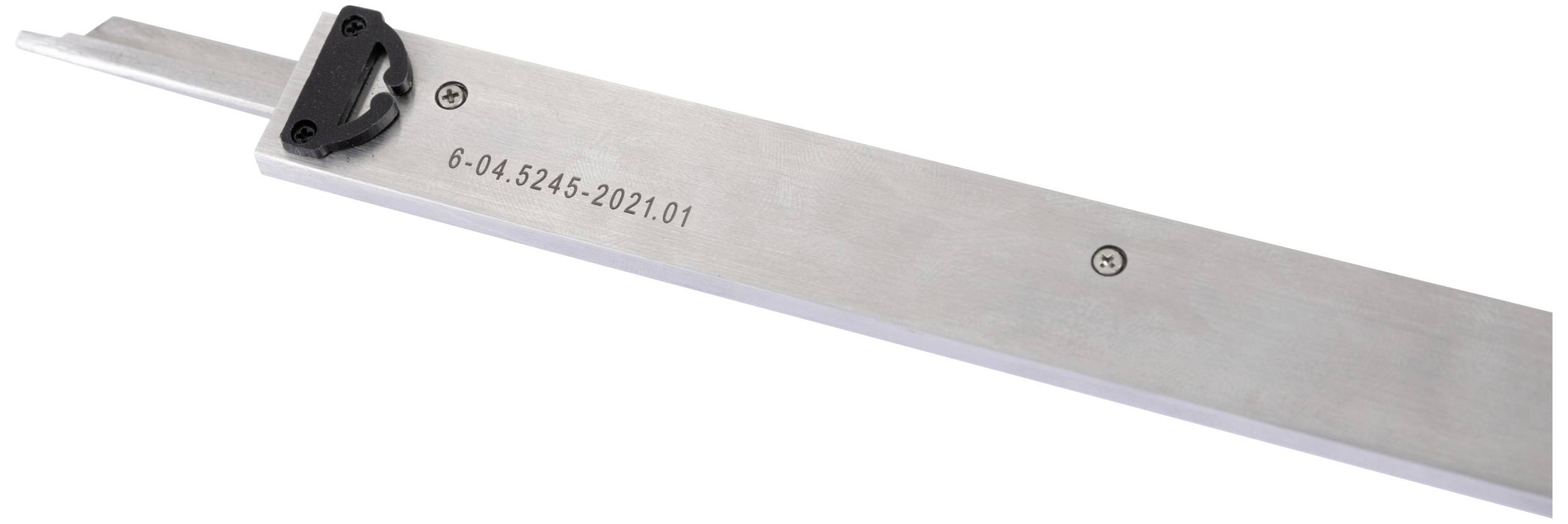Aluminiumlist med kombinationen siffror och bokstäver '6-04.5245-2021.01', svart plastdel fäst i ena änden.