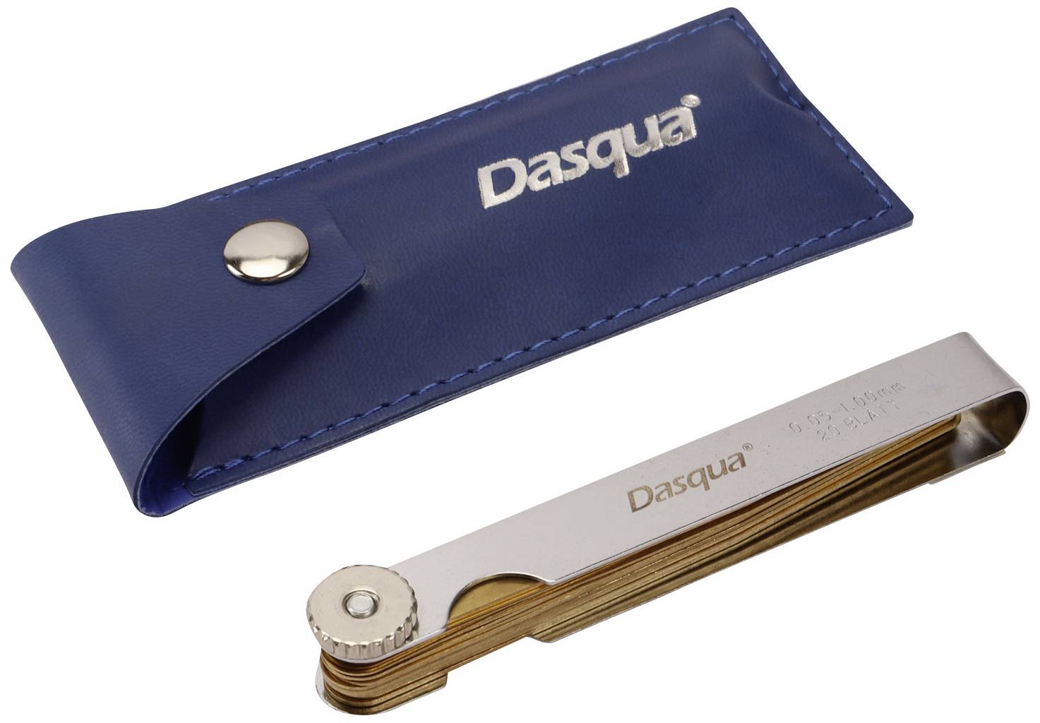 Bladmätare i metall med flera blad, avsedd för mätning av spalters dimensioner. Blå förvaringsväska med 'Dasqua'-logotyp.