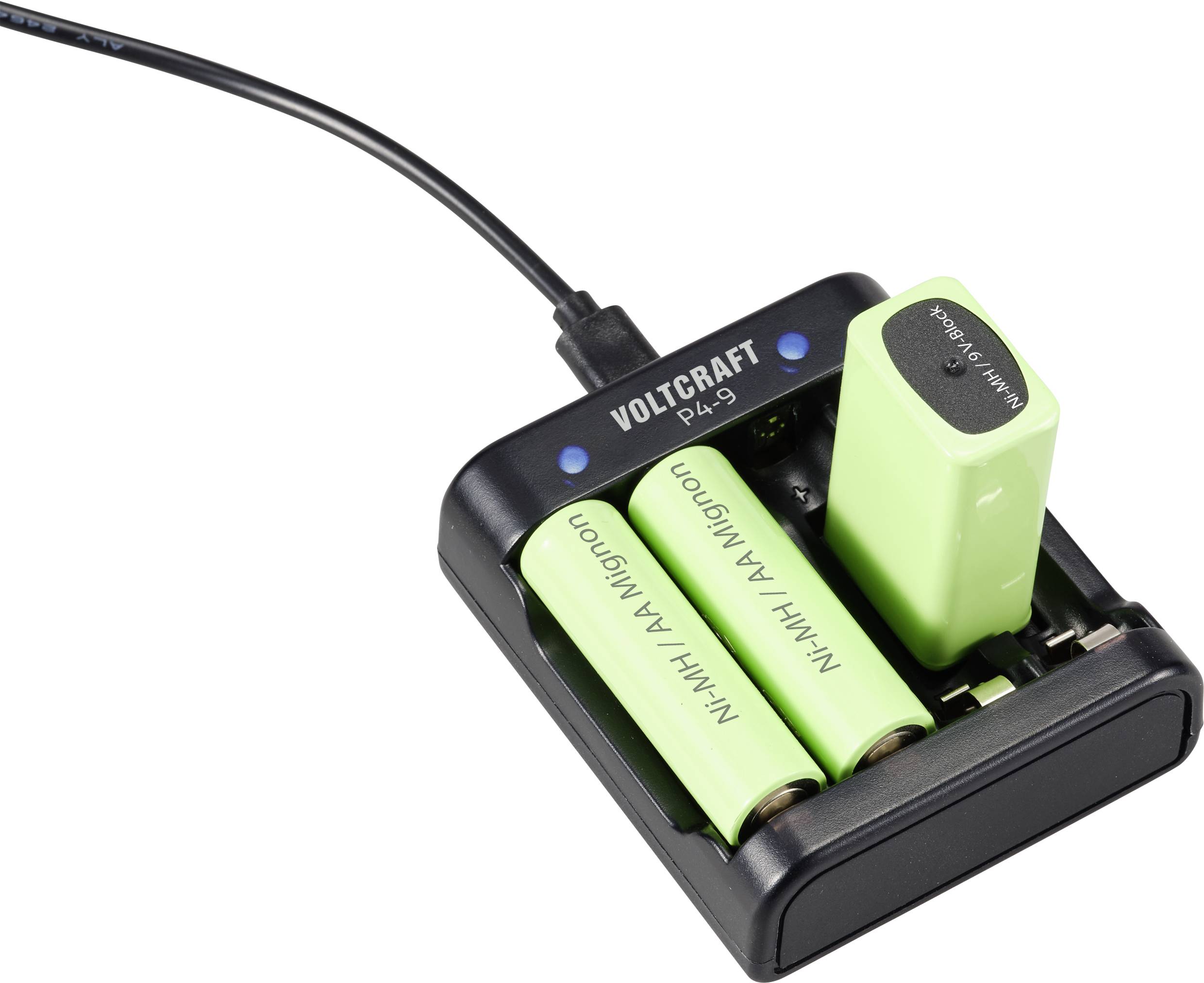 Laddare för uppladdningsbara batterier med tre isatta, gröna AA-batterier.