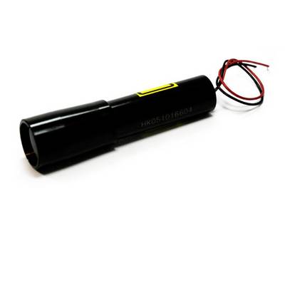 En svart, cylindrisk elektronisk komponent med två framträdande röda och svarta trådar på vit bakgrund.