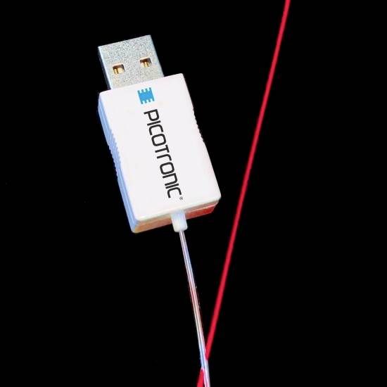 En USB-enhet med logotypen 'PICOTRONIC' och en ansluten röd kabel som producerar en röd laserstråle.