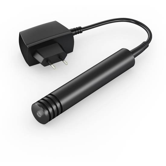 Svart laserpekare med nätkabel, europeisk kontakttyp. Platt, cylinderformad kropp, lämplig för presentationer.