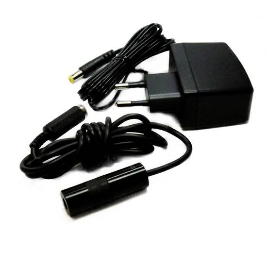 Ett svart nätadapter med kabel och adapter. Kabeln är upprullad. Lämplig för laddning av elektroniska enheter.