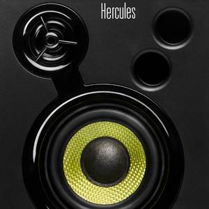 Närbild av en högtalare märkt 'Hercules'. En stor grön bashögtalare och flera diskanthögtalare är synliga.