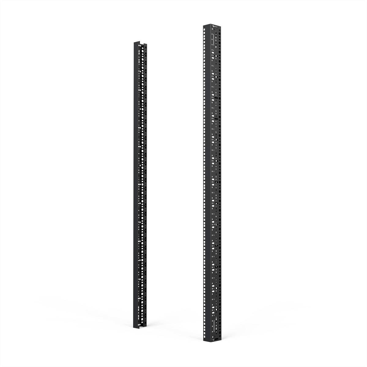 Två svarta vertikala metallskenor med många jämnt fördelade hål, sannolikt avsedda för montering i ett IT-rack.
