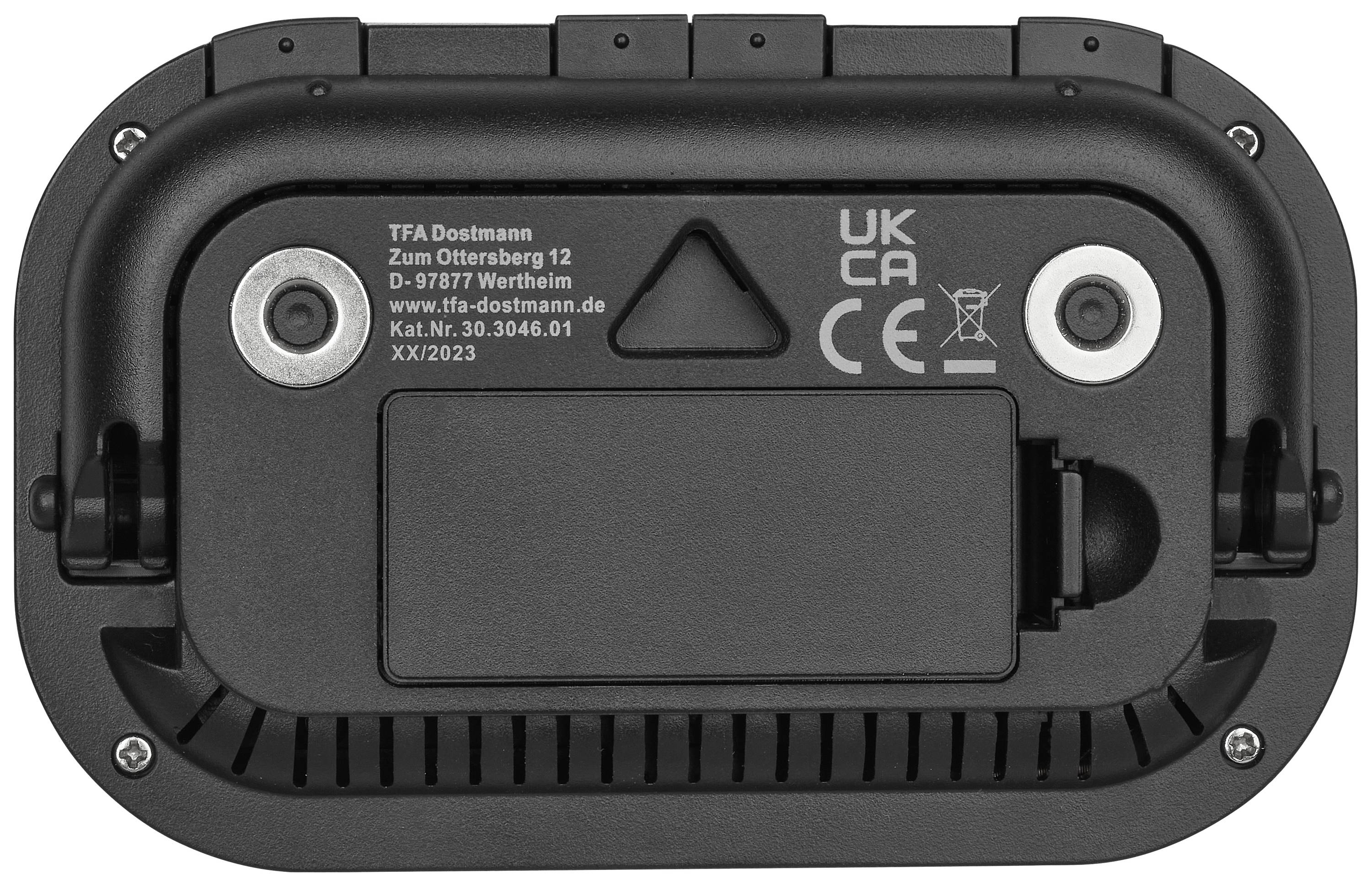 Baksidan av en elektronisk enhet med två stora skruvar, batterifack och CE-, UKCA-märken. Tillverkaradress: TFA Dostmann.