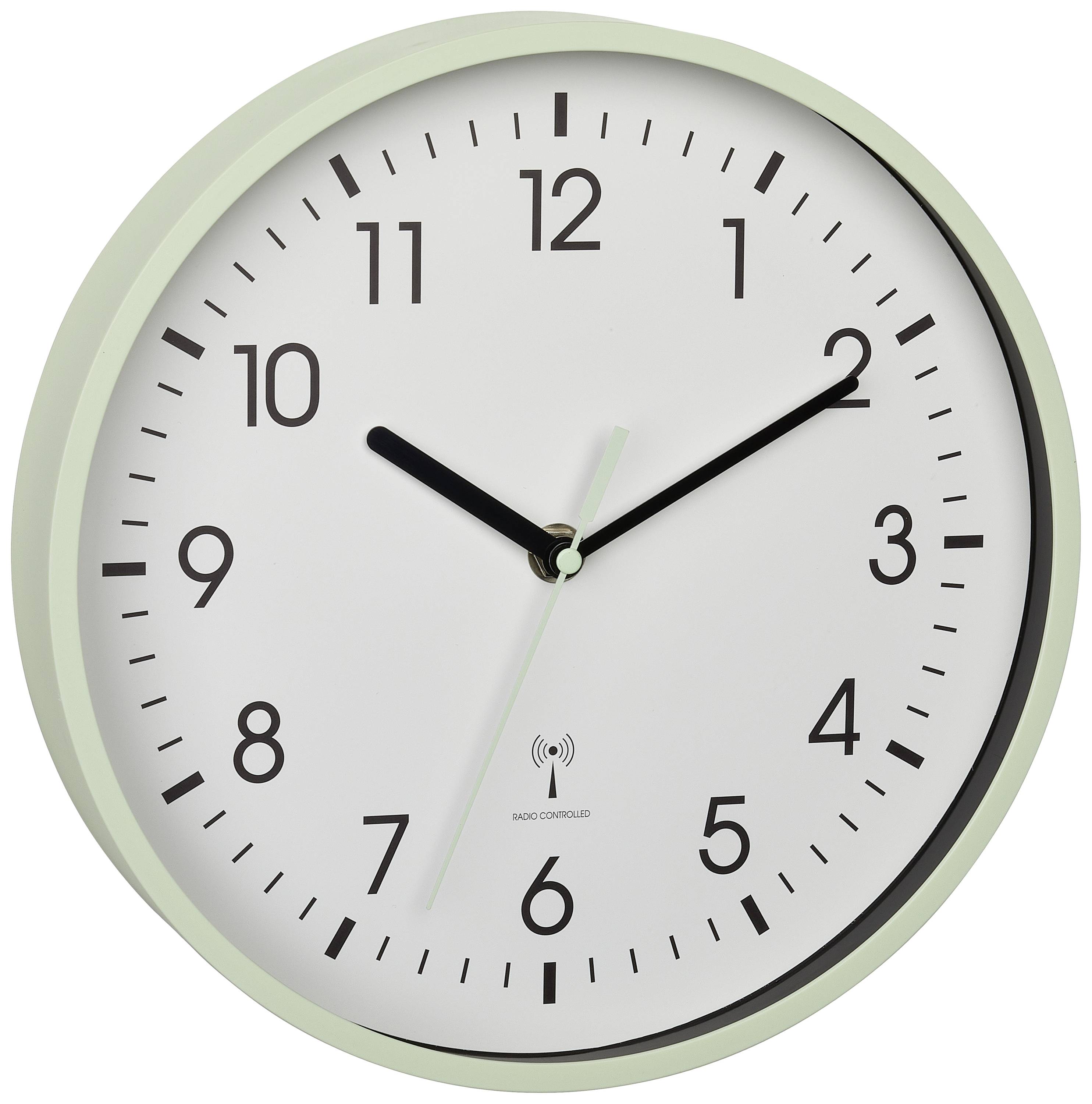 En analog väggklocka med vit bakgrund och svarta siffror visar klockan 10:10.