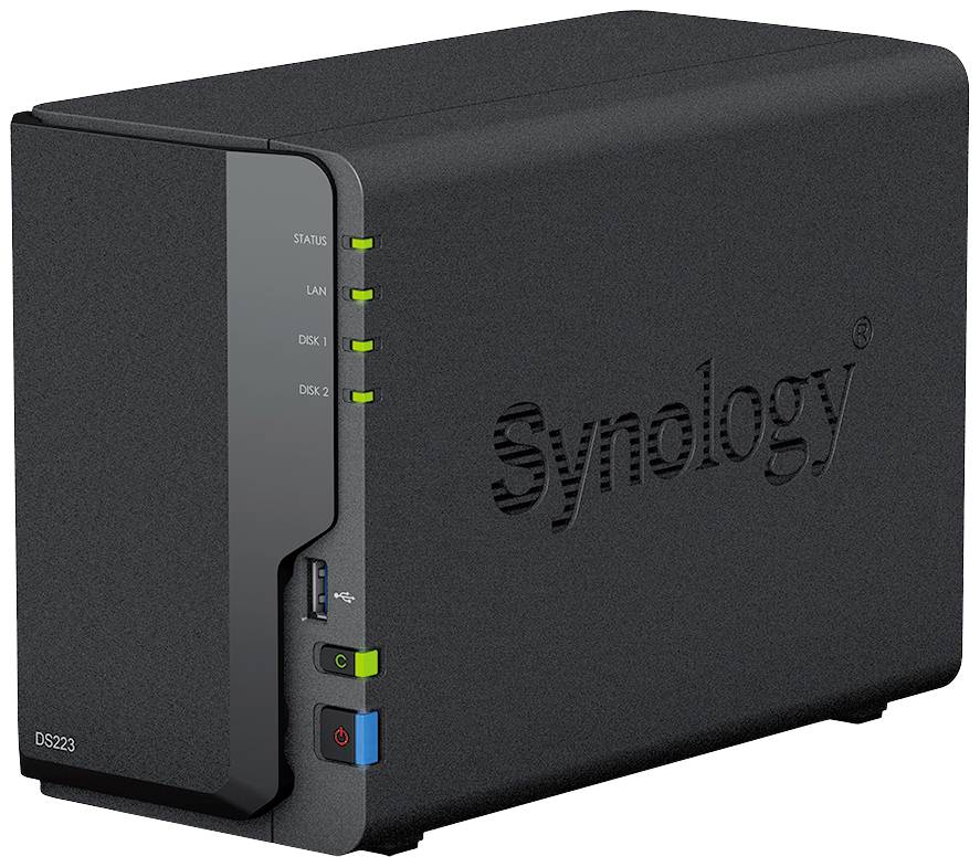 En svart NAS-enhet med Synology-logotyp, modelltyp 'DS223' på framsidan, LED-lampor för status, LAN och två hårddiskar.