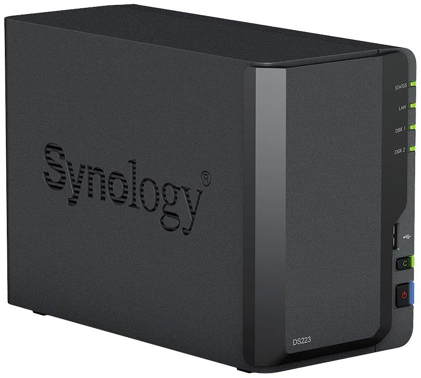 Ett svart Synology NAS-hölje med varumärkets logotyp på sidan. Framsidan visar statuslampor och kontroller. Modell: DS223.