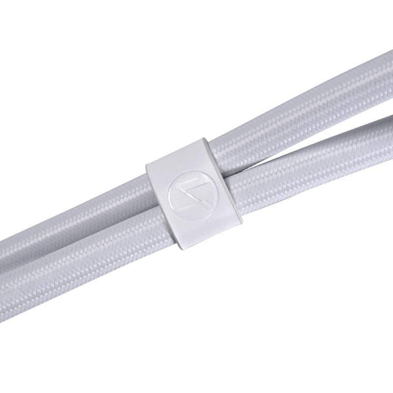 En vit kabelhanteringsklämmma som håller ihop två vita, flätade kablar för en ren och prydlig kabelorganisation.