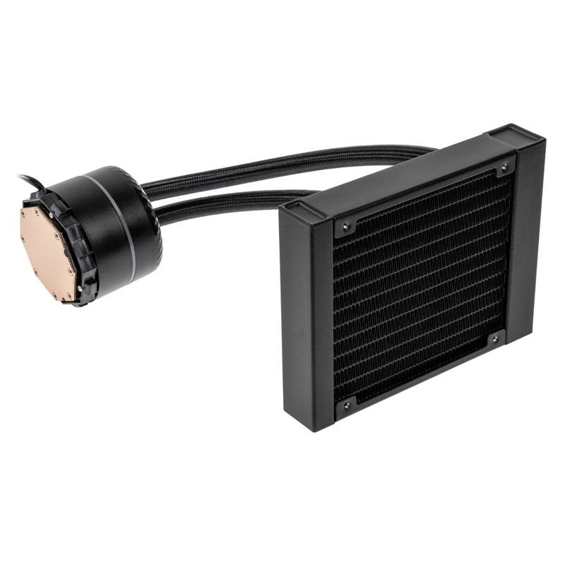 En svart datorvattenkylare med kylblock på vänster sida och rektangulär radiator på höger sida.