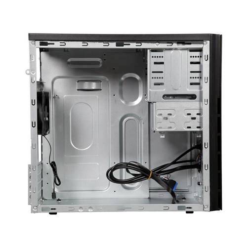 Öppet datorhölje med fritt innerutrymme och tomma enhetsfack, synliga kablar, lämpligt för installation av PC-komponenter.