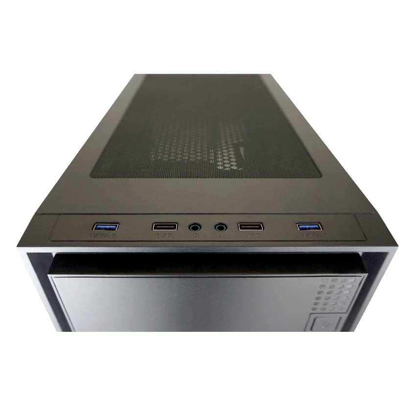 Bilden visar ovansidan av ett datorhölje med flera USB-portar och ventilationsgaller.