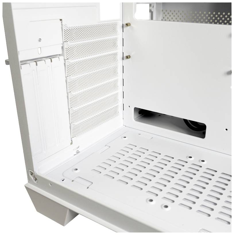 Tomt vitt datorhölje med öppen sidopanel, visar innerutrymme med flera expansionsplatser och kabelöppning.