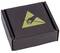 Svart kartong med guldbelagt, stiliserat logo på locket, vilket består av tre överlappande trianglar.