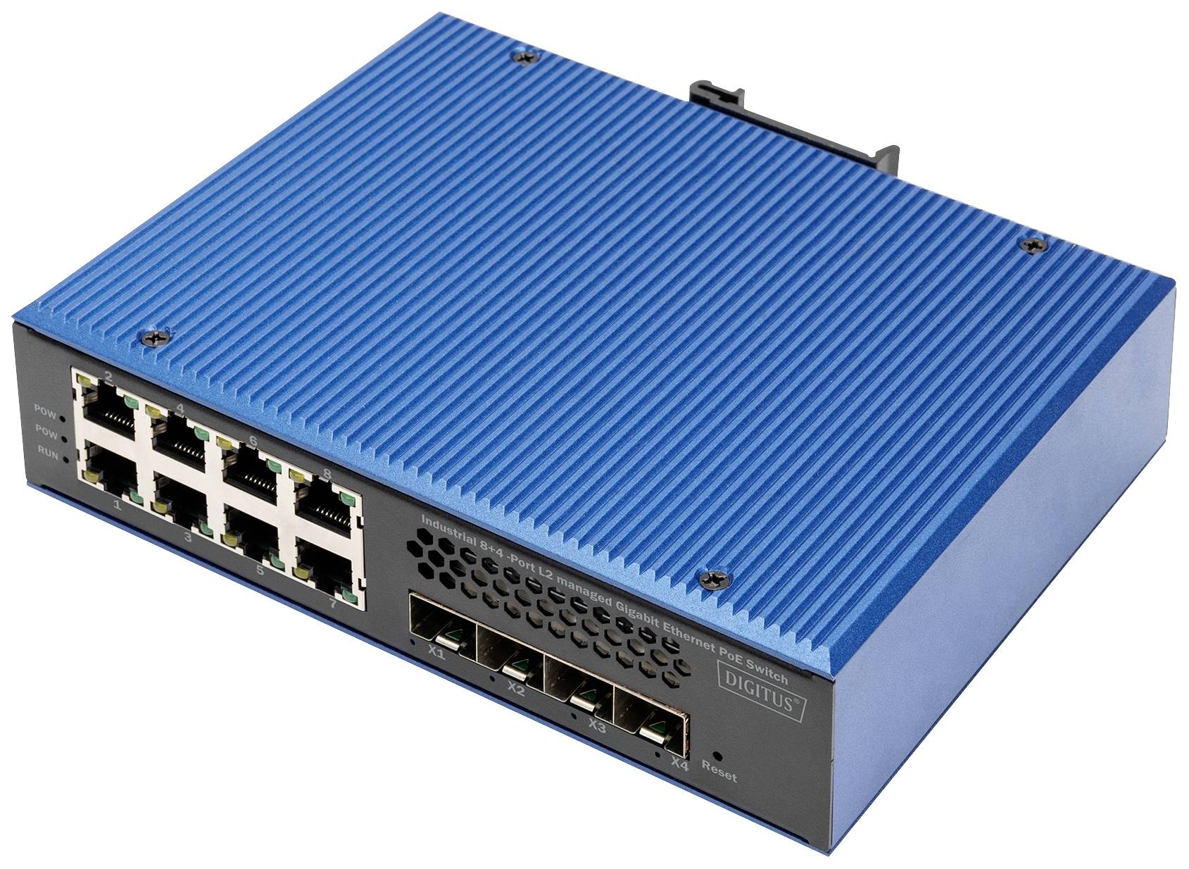 Blå nätverksswitch med tolv Ethernet-portar och fyra fiberoptiska portar på en vit yta.