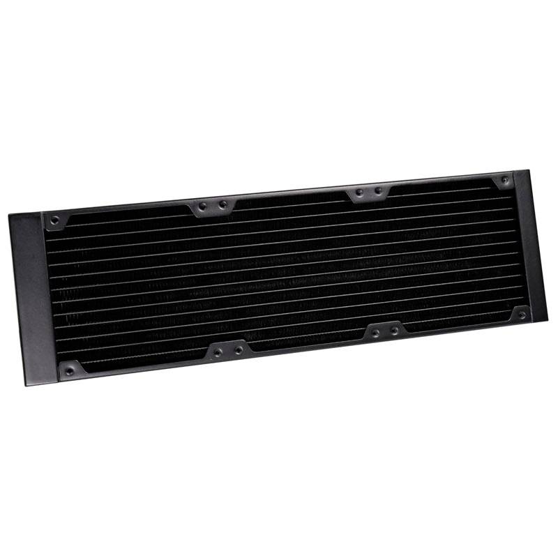 En rektangulär svart radiatorgrill med flera parallella, horisontella ribbor för luftcirkulation.