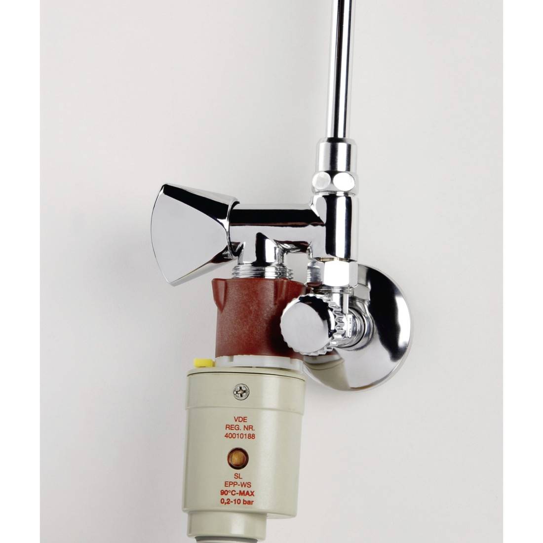 En förkromad rörförbindning med ett påmonterat elektroniskt ventil som används för att reglera vattenflödet.