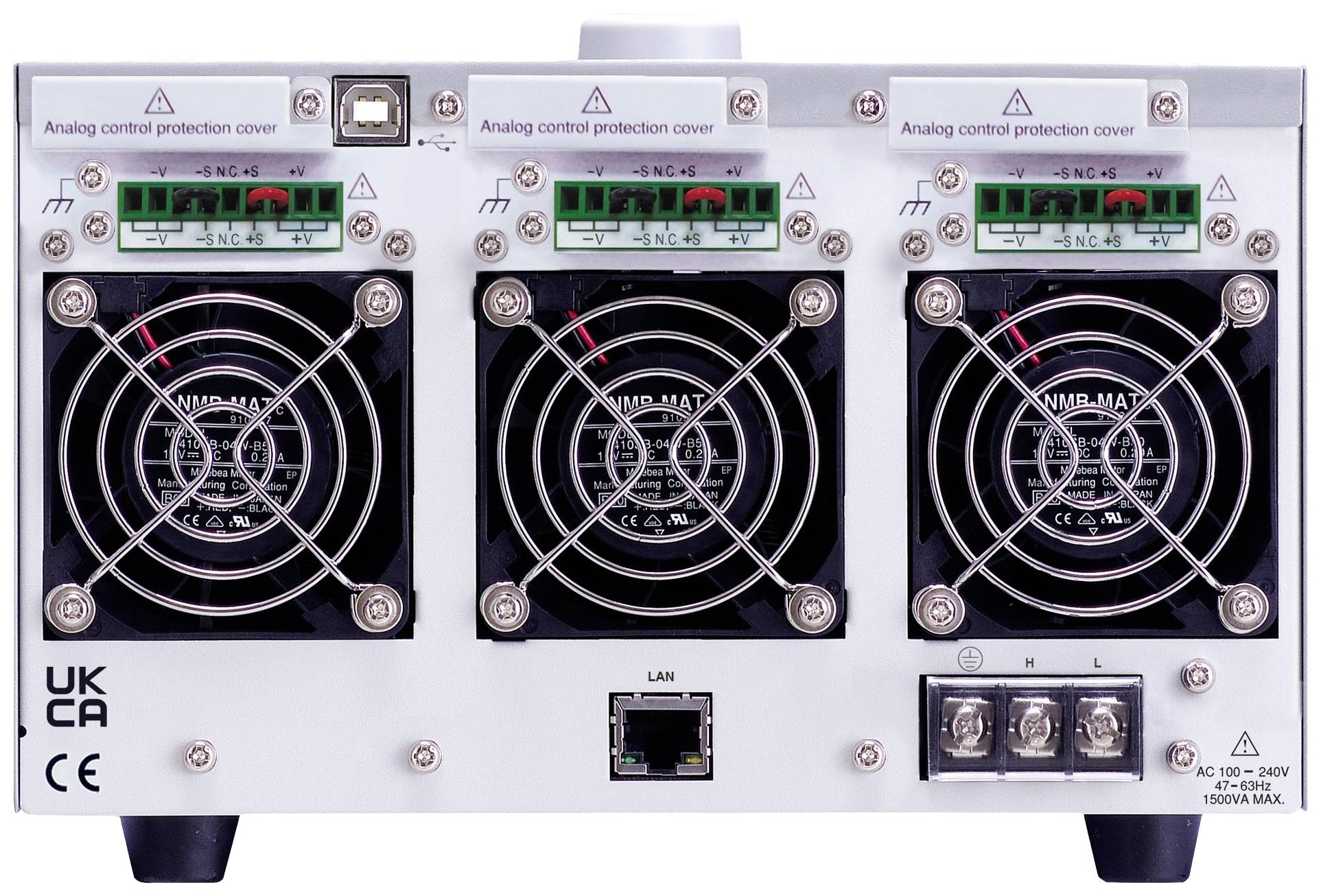 Bakre vy av en elektronisk enhet med fläktar och anslutningar. Märkt med 'Analog control skyddslock' och CE-märkning.