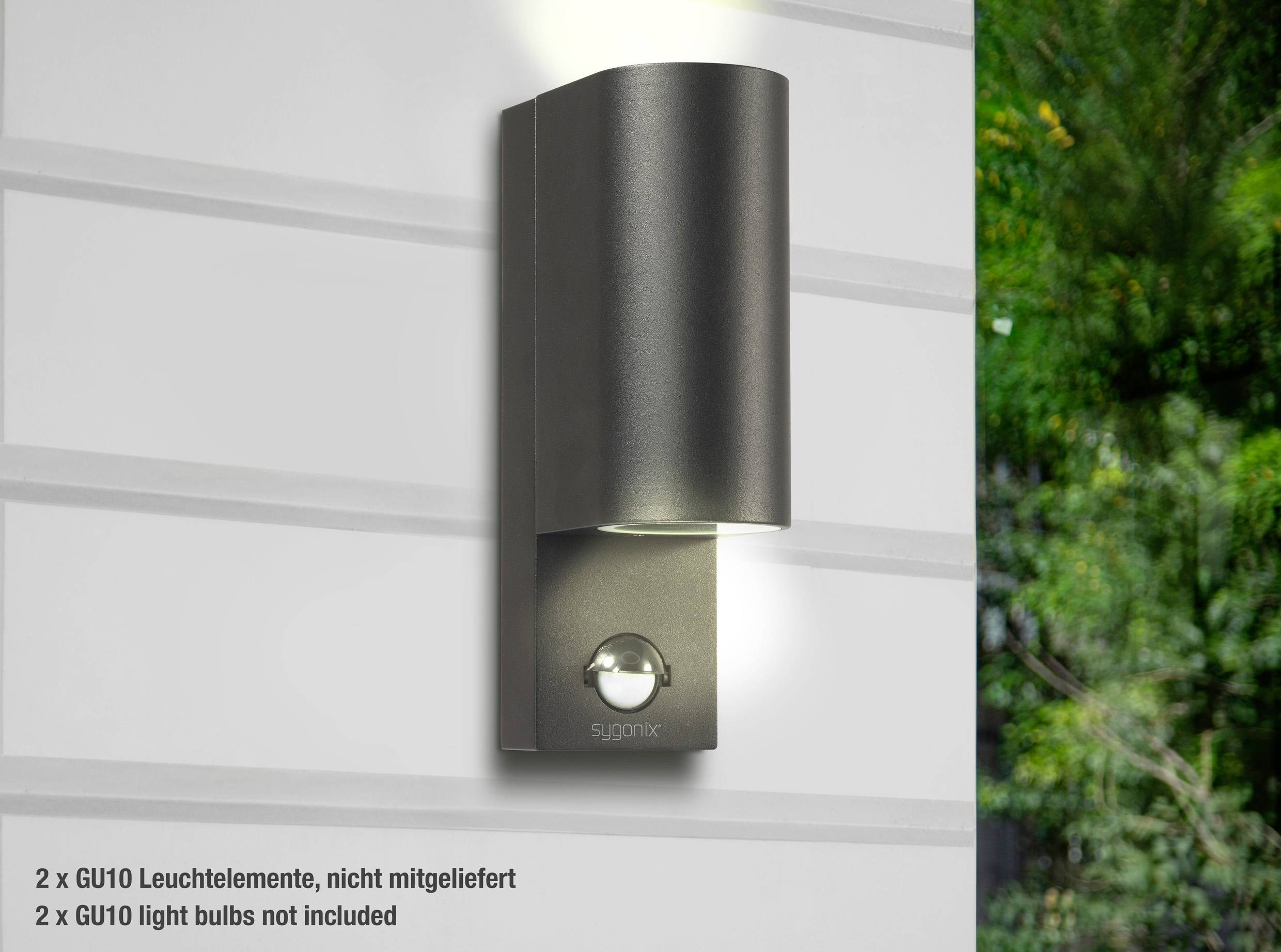 Utomhusvägglampa i modern design med integrerad rörelsesensor, monterad på en vit vägg; ljuskälla ingår ej.
