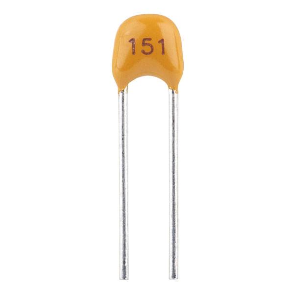 En orange elektronisk kondensator märkt '151' med två anslutningsben som sticker nedåt.