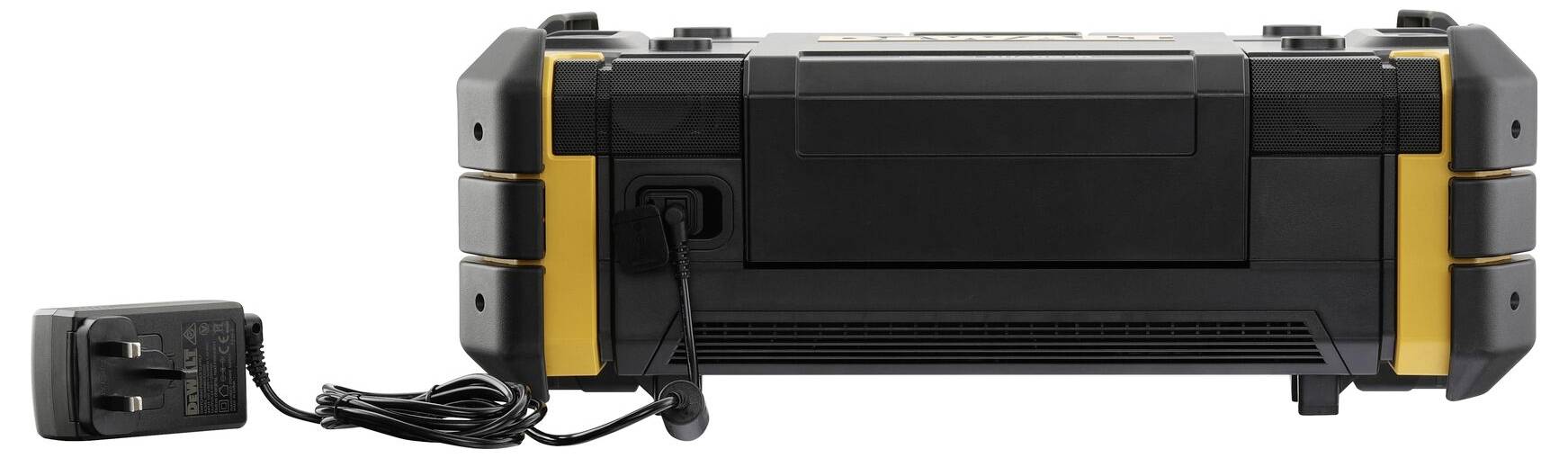 Svart och gul bärbar radio med nätanslutning. Designad för användning på byggarbetsplatser. Robust design, placerad på en vit yta.