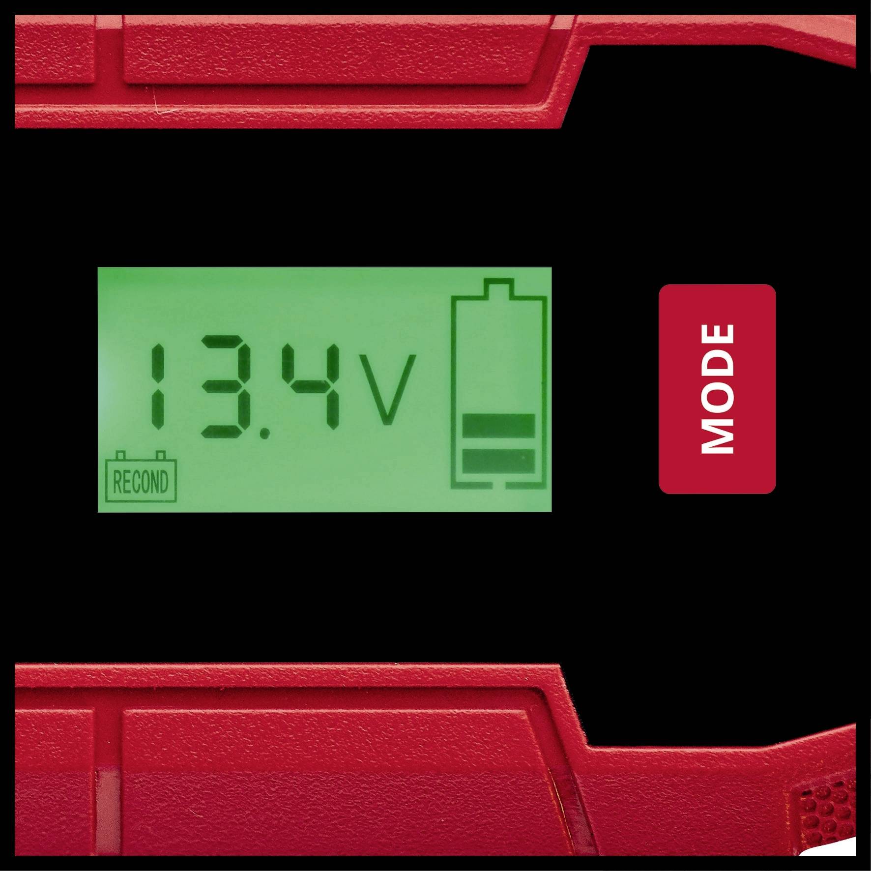 Digital display på ett batteriladdningsaggregat visar '13.4V' och batterinivå. En röd 'MODE'-knapp syns intill.
