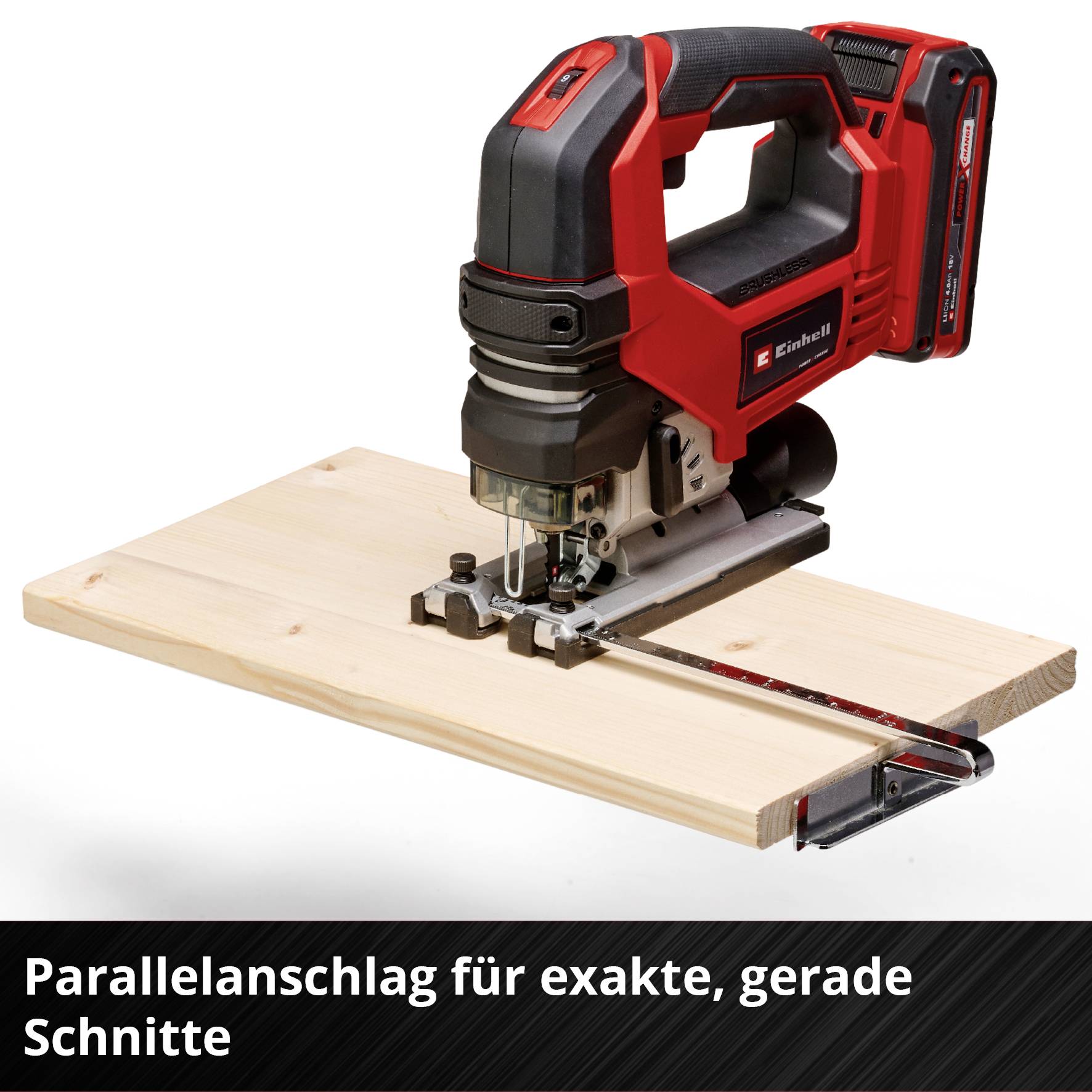 En röd sticksåg med batteri på ett trästycke som stöds av ett silverfärgat parallellopp för exakta, raka snitt.