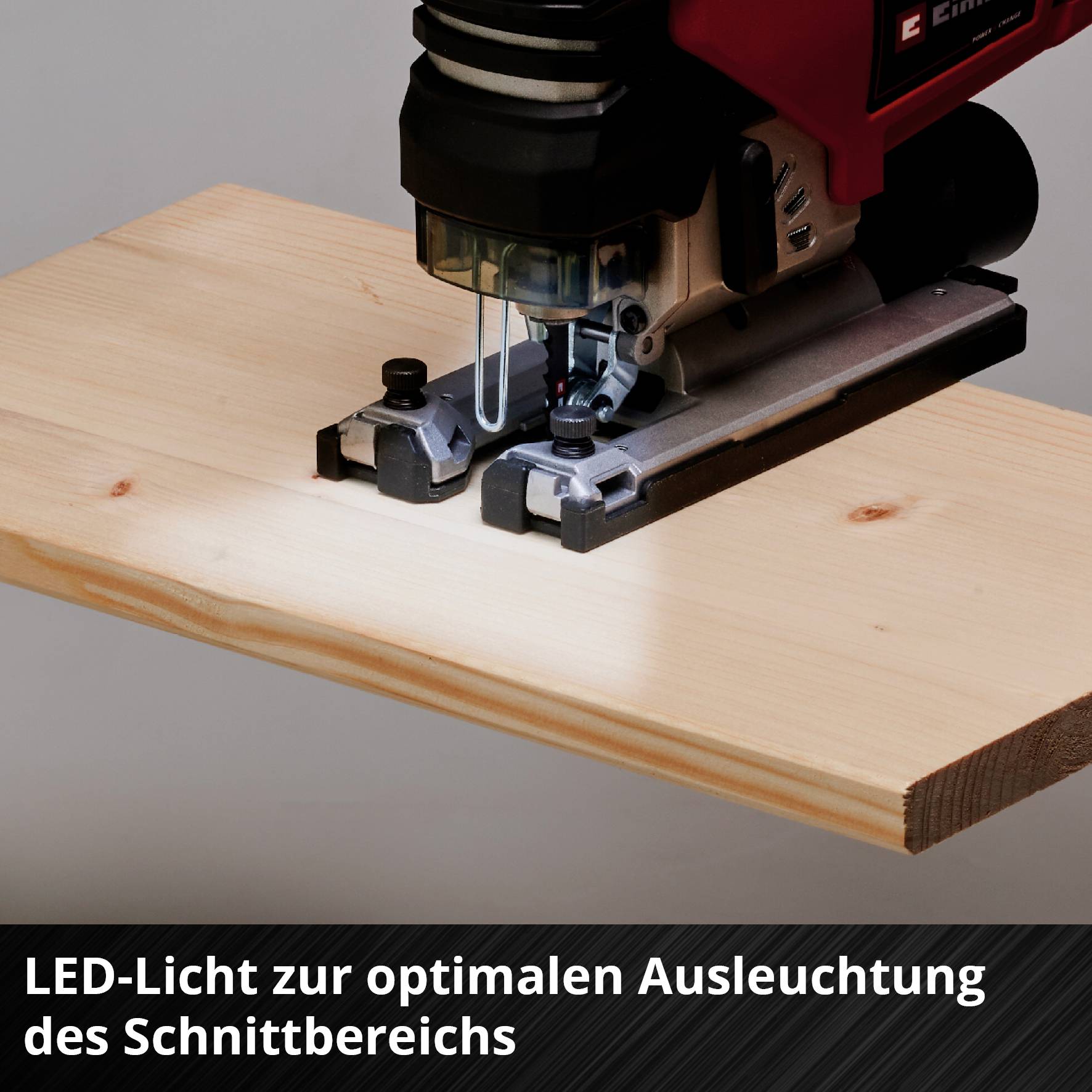 En såg med LED-belysning sågar trä; texten nedanför betonar den optimala belysningen av sågningsområdet genom ljuset.