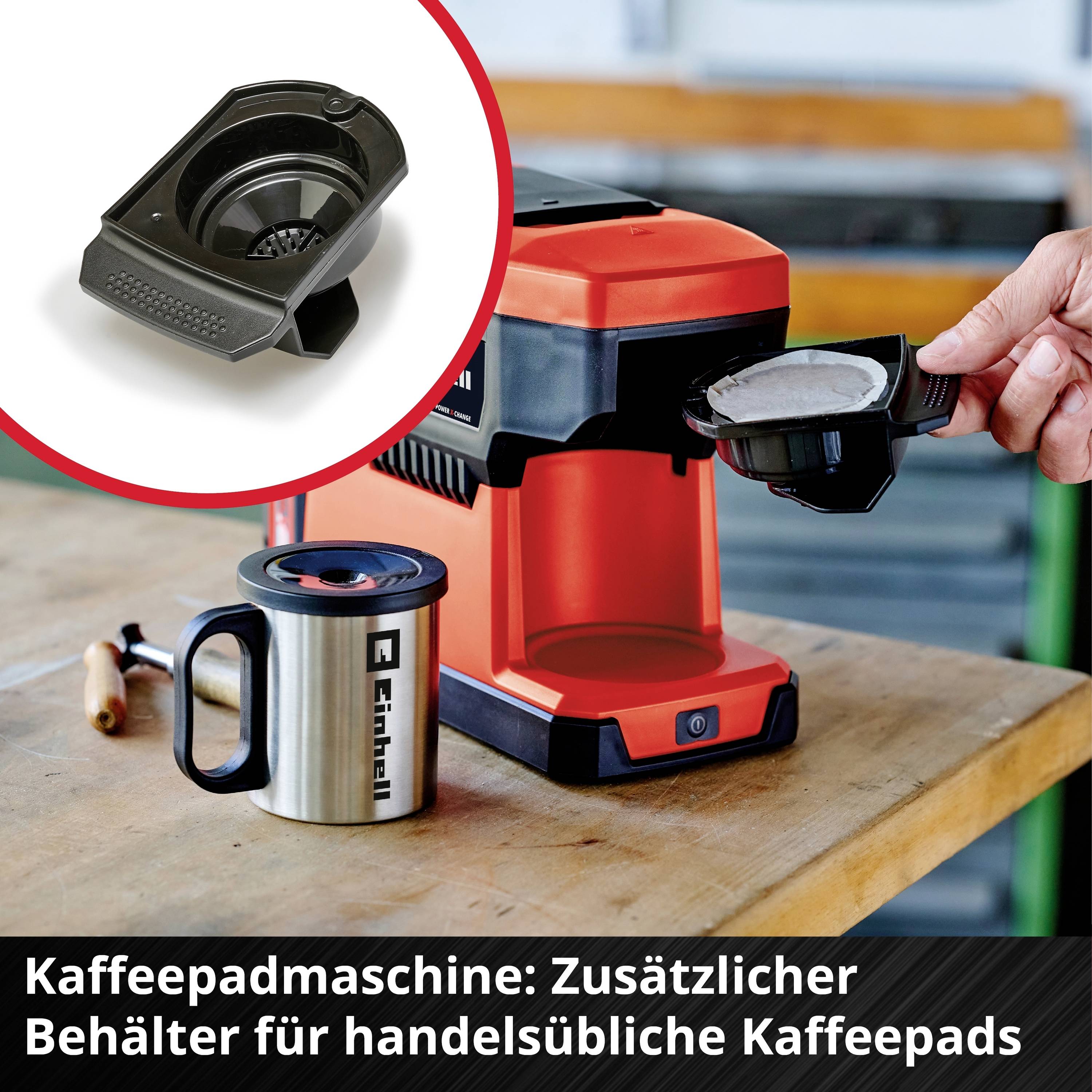Kaffebryggare med kapselhållare: Extra behållare för vanliga kaffepads, visar en hand som tar ut en använd pad.