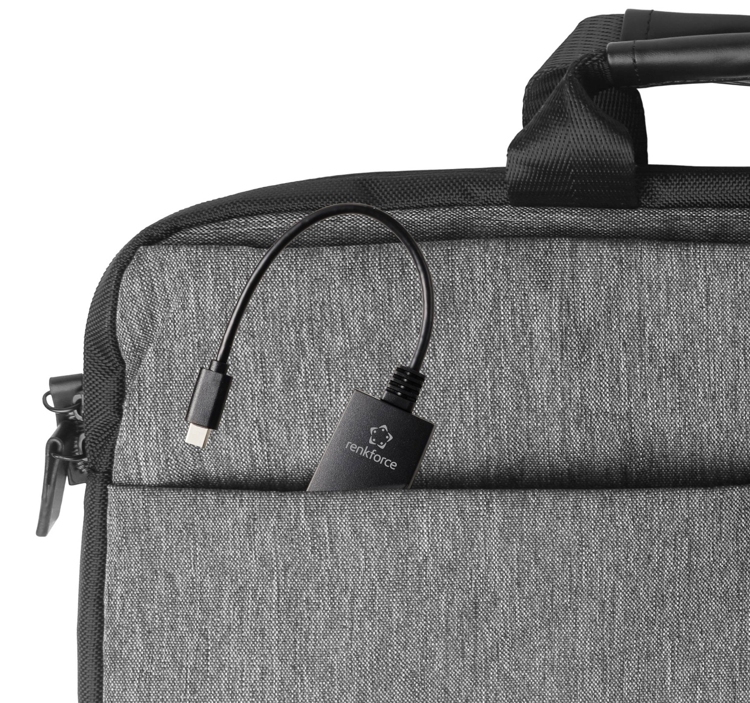 En grå laptopväska med en svart USB-C-kabel instucken i väskan.