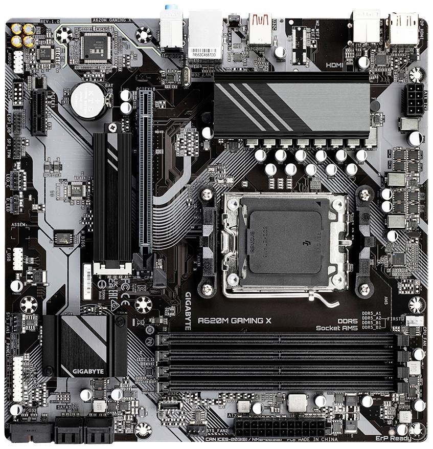 Ett svart moderkort med påskriften 'Gigabyte A620M Gaming X', som visar anslutningar, RAM-platser och en CPU-sockel.