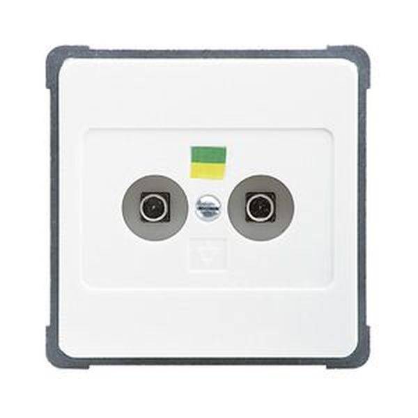 Vägguttag med två runda anslutningar och en liten, färgad märkningsetikett ovanför.
