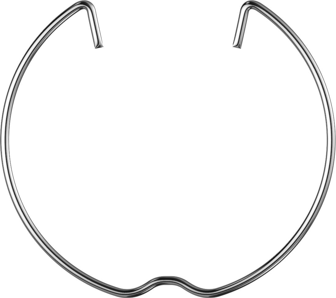 Närbild av en silverfärgad metallring eller snapkläm med en liten öppning vid toppen och ett litet hack i botten, isolerad på vit bakgrund.