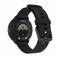 Baksidan av en svart smartwatch med sensorer och ett silikonarmband.