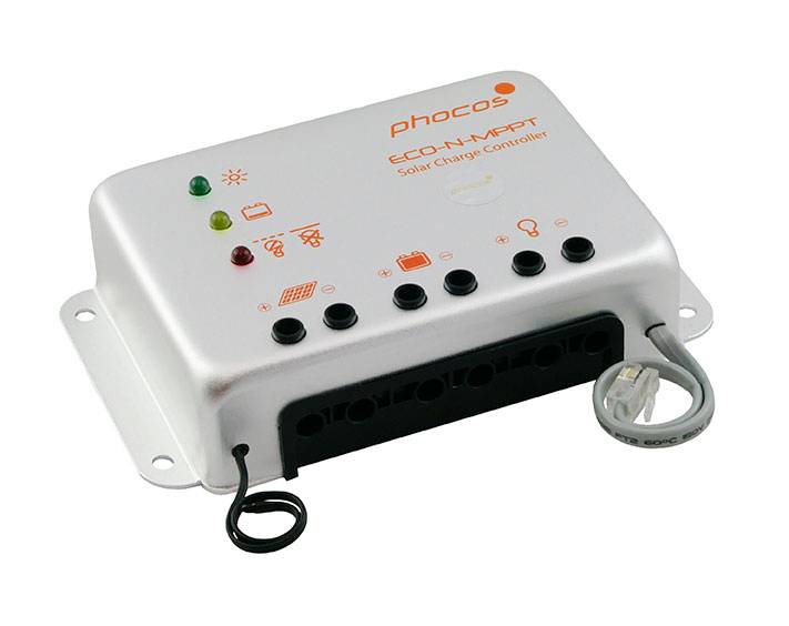 En rektangulär solregulator märkt med 'phocos' och 'ECO-N-MPPT Solar Charge Controller'. Den har LED-indikatorer och anslutningskontakter.