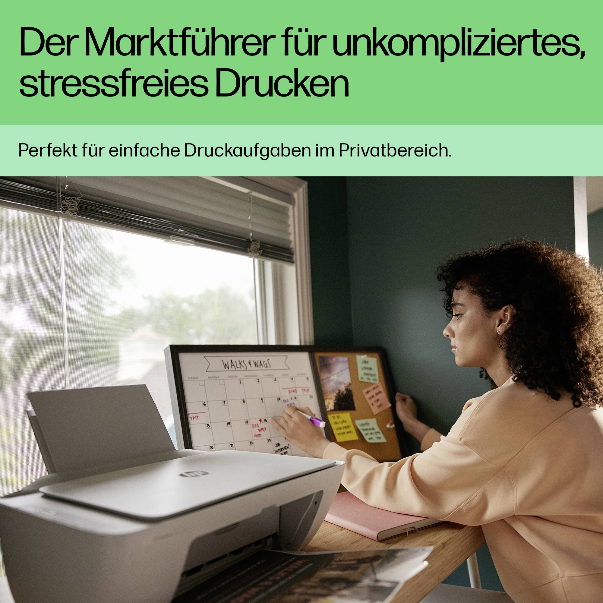 Kvinna sitter vid ett skrivbord och arbetar med en skrivare. Text i bilden: 'Marknadsledaren för okomplicerad, stressfri utskrift'. Fönster i bakgrunden.