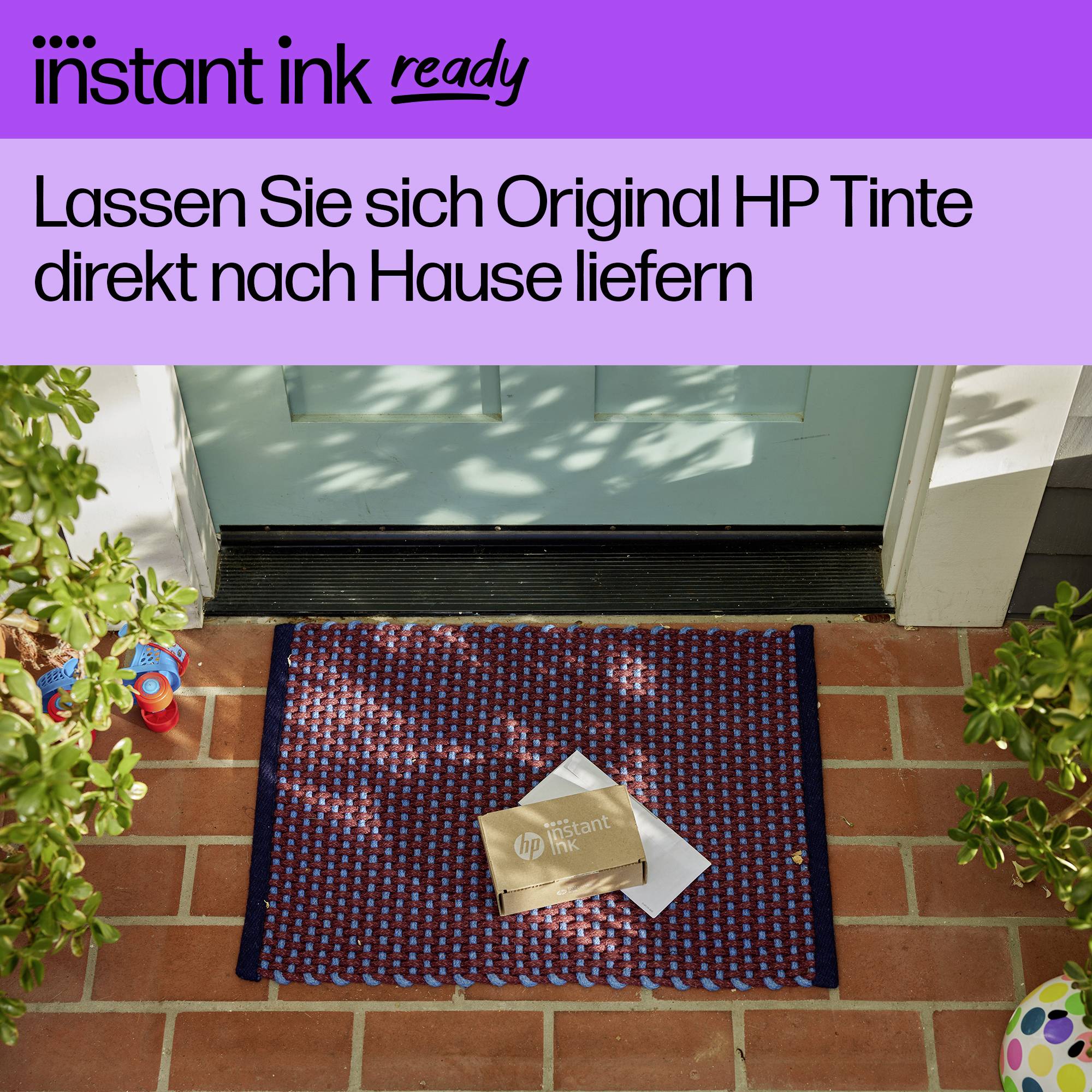 Entrégång med välkomstmatta och paket. Text överst: 'Få originalHP-bläck levererat direkt hem till dig.'