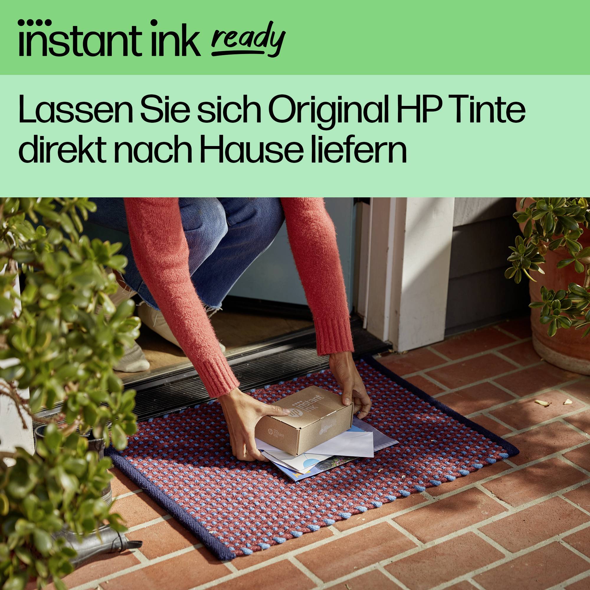 Person i orange byxor öppnar dörr och tar ett paket från en dörrmatta. Text överst: 'Låt Original HP-bläck levereras direkt hem till dig'.