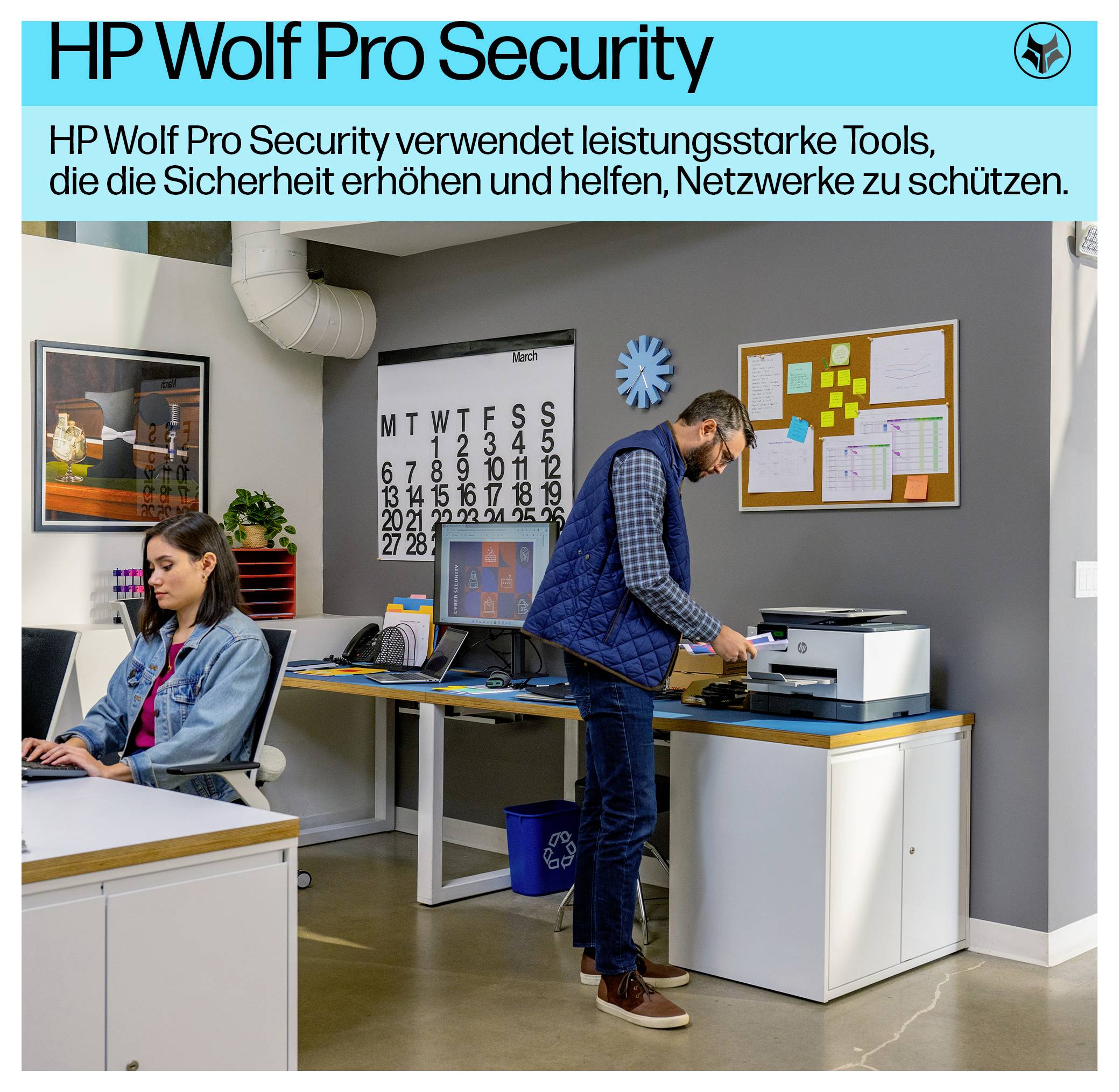 HP Wolf Pro Security-annons som visar en kontorsscen med en man som använder en skrivare och en kvinna som arbetar vid ett skrivbord; texten säger att den använder kraftfulla verktyg för att förbättra säkerheten och hjälpa till att skydda nätverk.