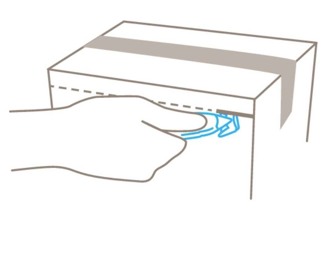 En hand drar i ett blått plastband för att öppna en kartong med tejpremsor.