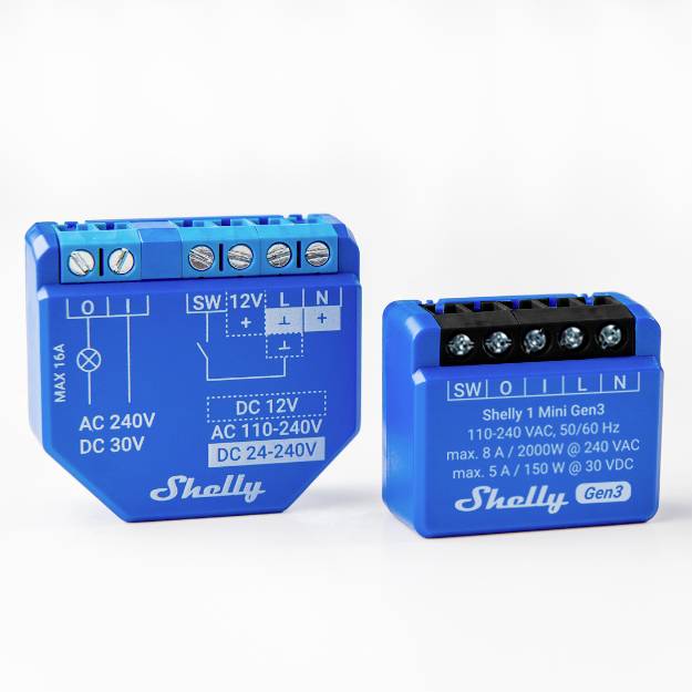 Två blå elektroniska moduler med anslutningar. Den vänstra modulen stöder AC 240V och DC 30V. Den högra modulen är en Shelly 1 Mini Gen3.