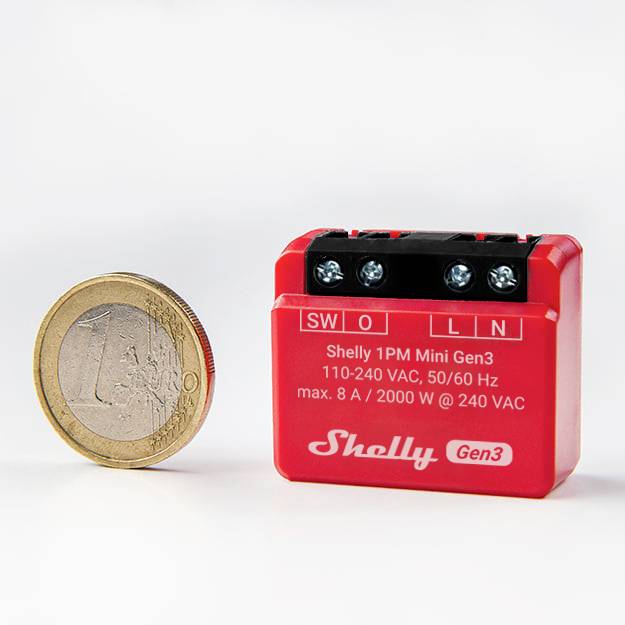 En röd Shelly 1PM Mini Gen3-modul bredvid ett 1-euromunat för storleksjämförelse. Påskriften visar tekniska specifikationer.